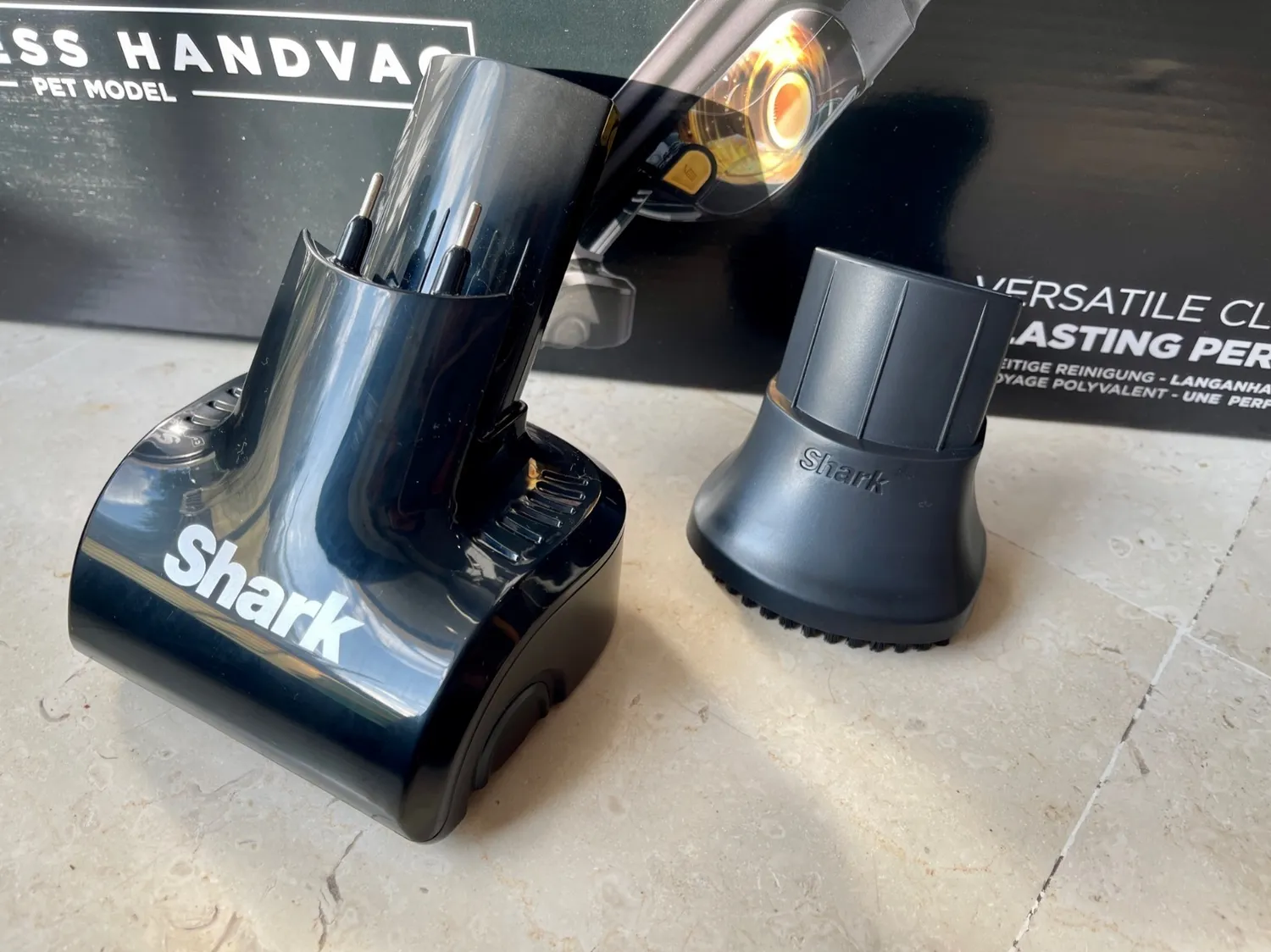 Shark Aspirabriciole senza filo portatile con pet tool nero