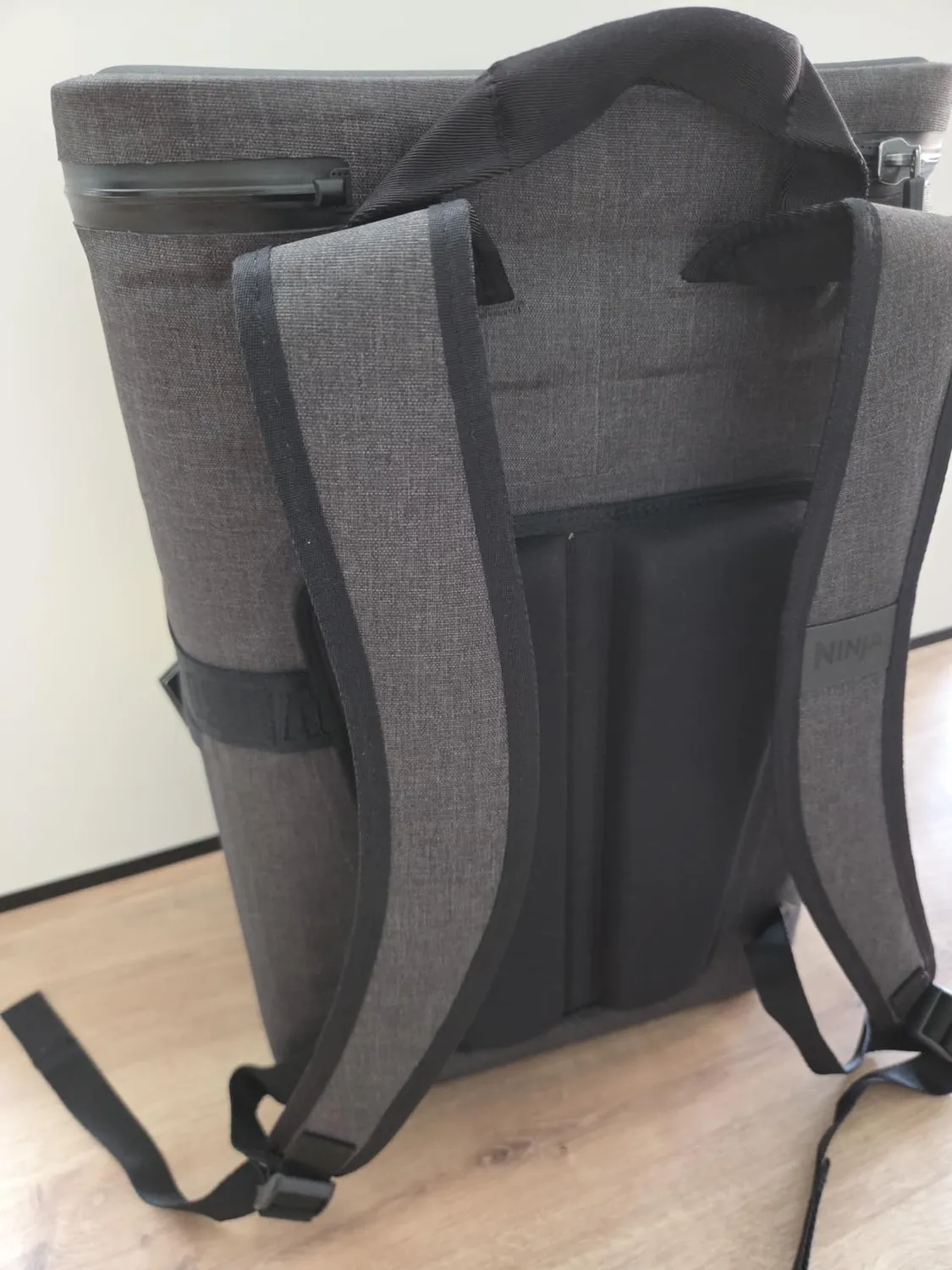 Ninja FrostVault Go Zaino Frigo 17L Grigio 24 Lattine