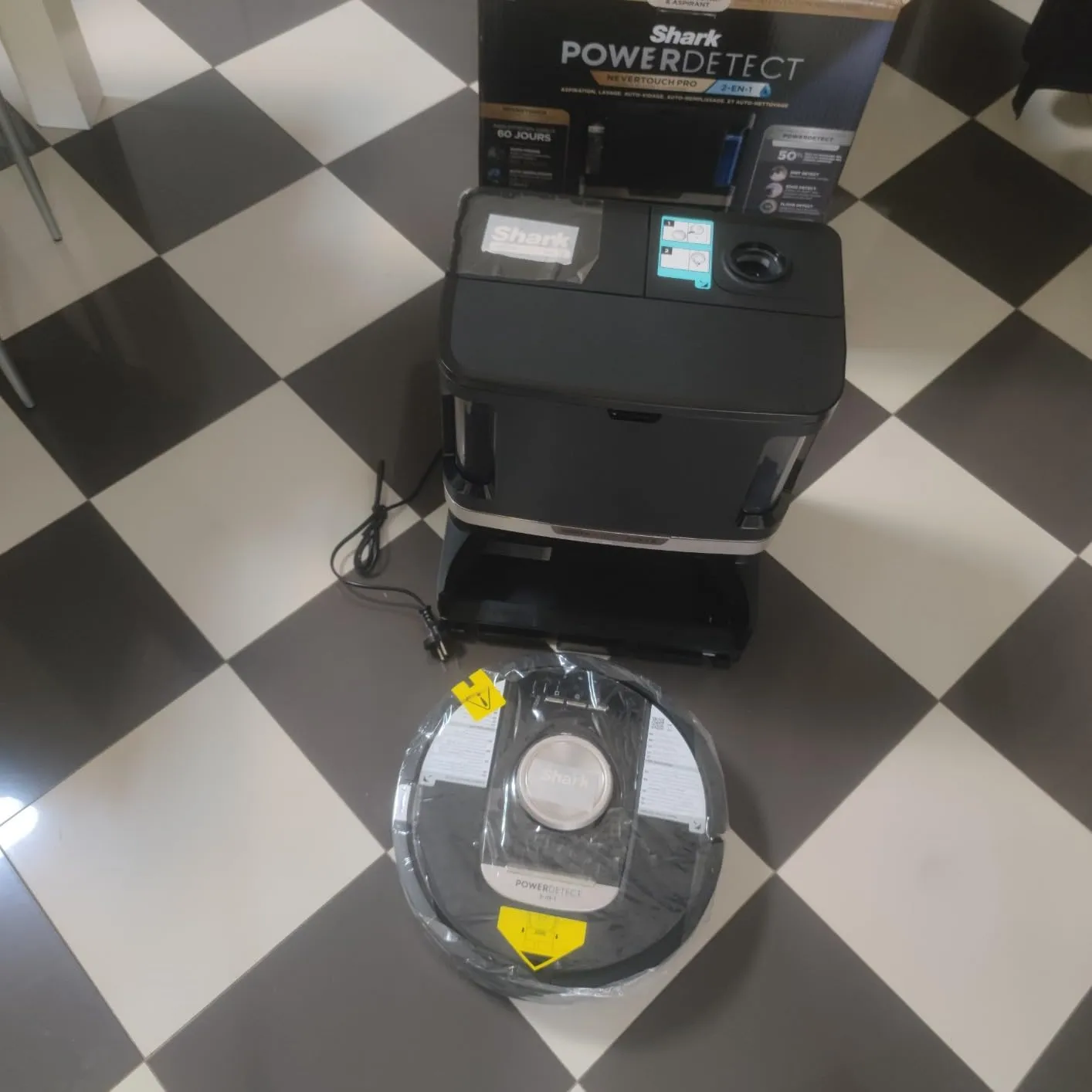 Shark PowerDetect NeverTouch Pro robot aspirapolvere nero 60 giorni
