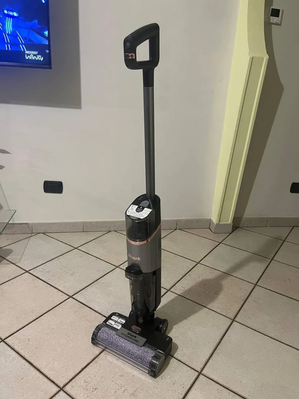 Shark HydroVac lavapavimenti senza filo nero