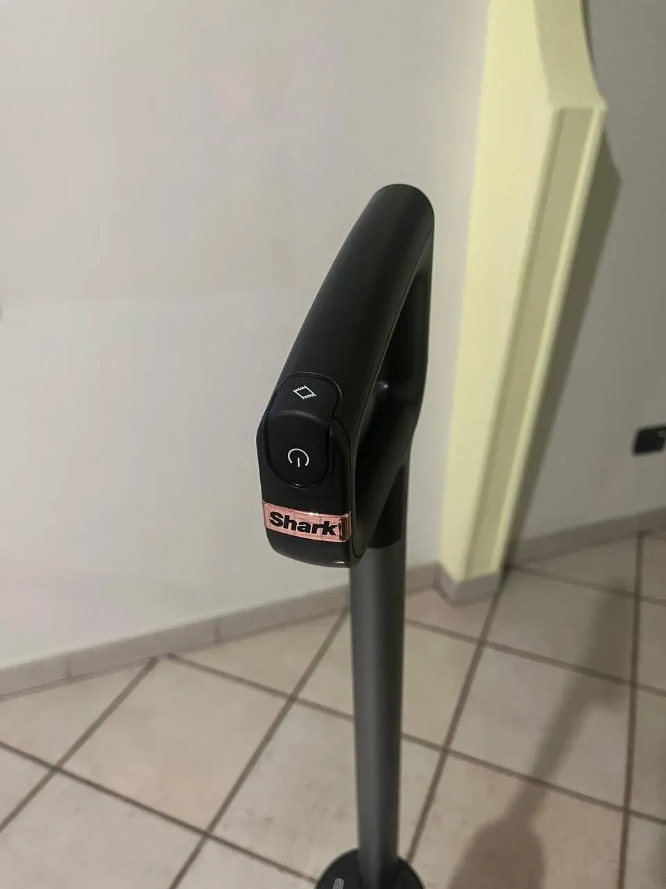 Shark HydroVac lavapavimenti senza filo nero