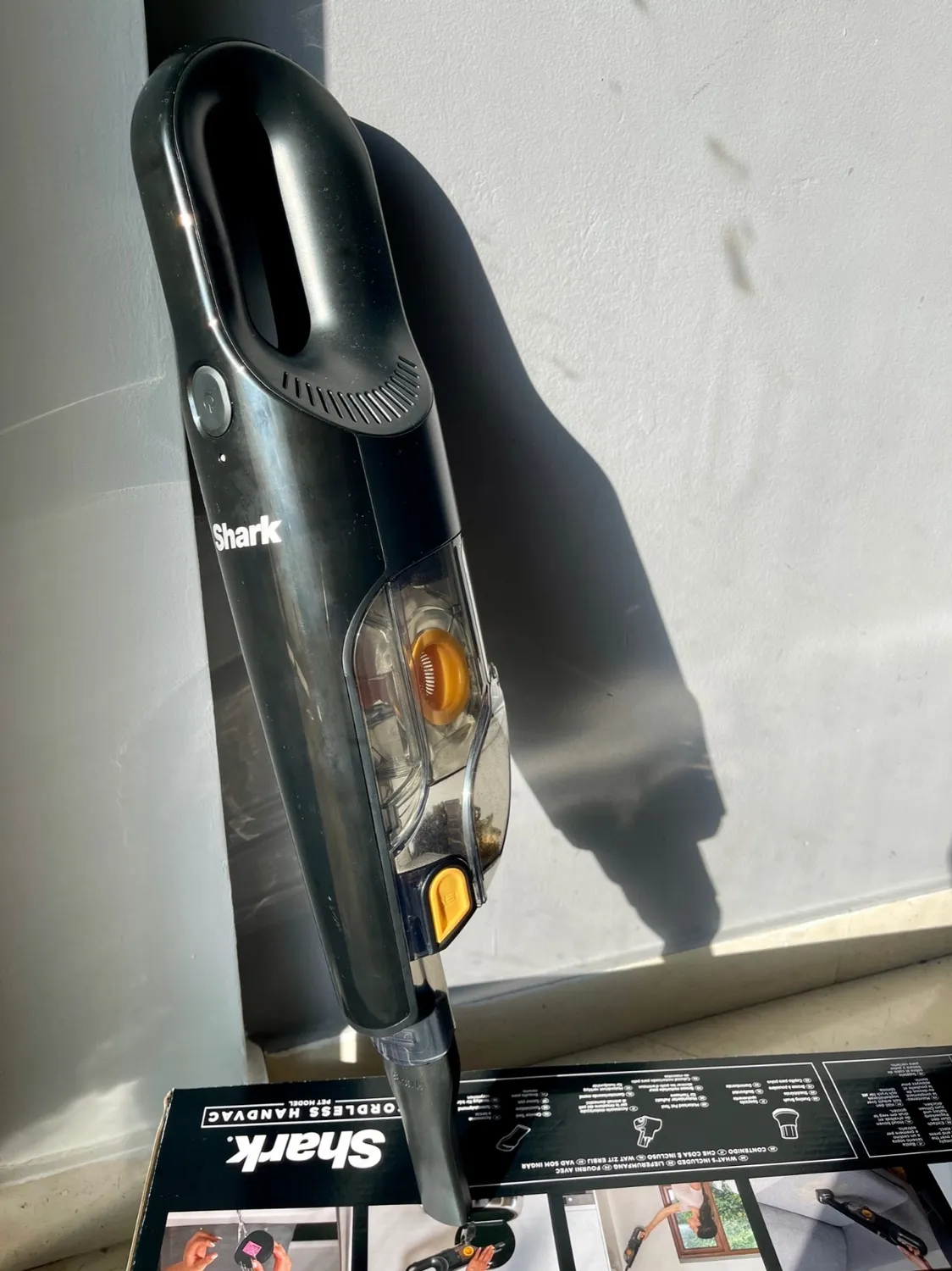 Shark Aspirabriciole senza filo portatile con pet tool nero