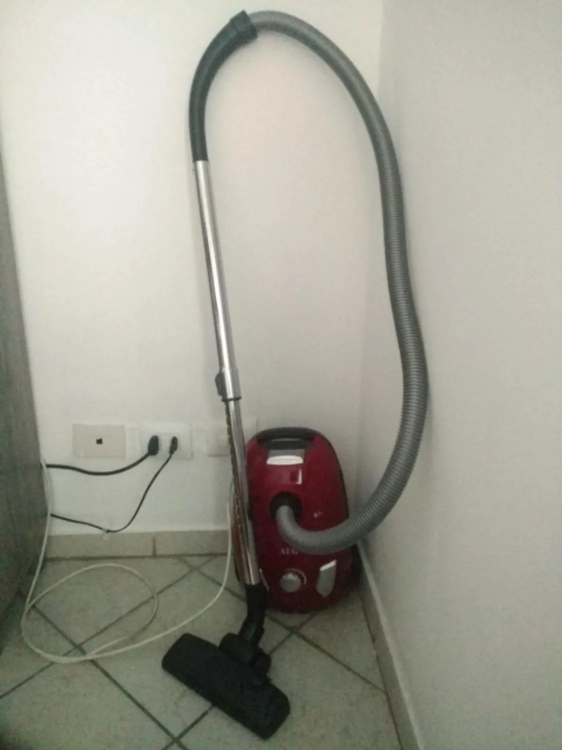 AEG AB61H6SW Aspirapolvere Sacco Bianco Opaco 850W