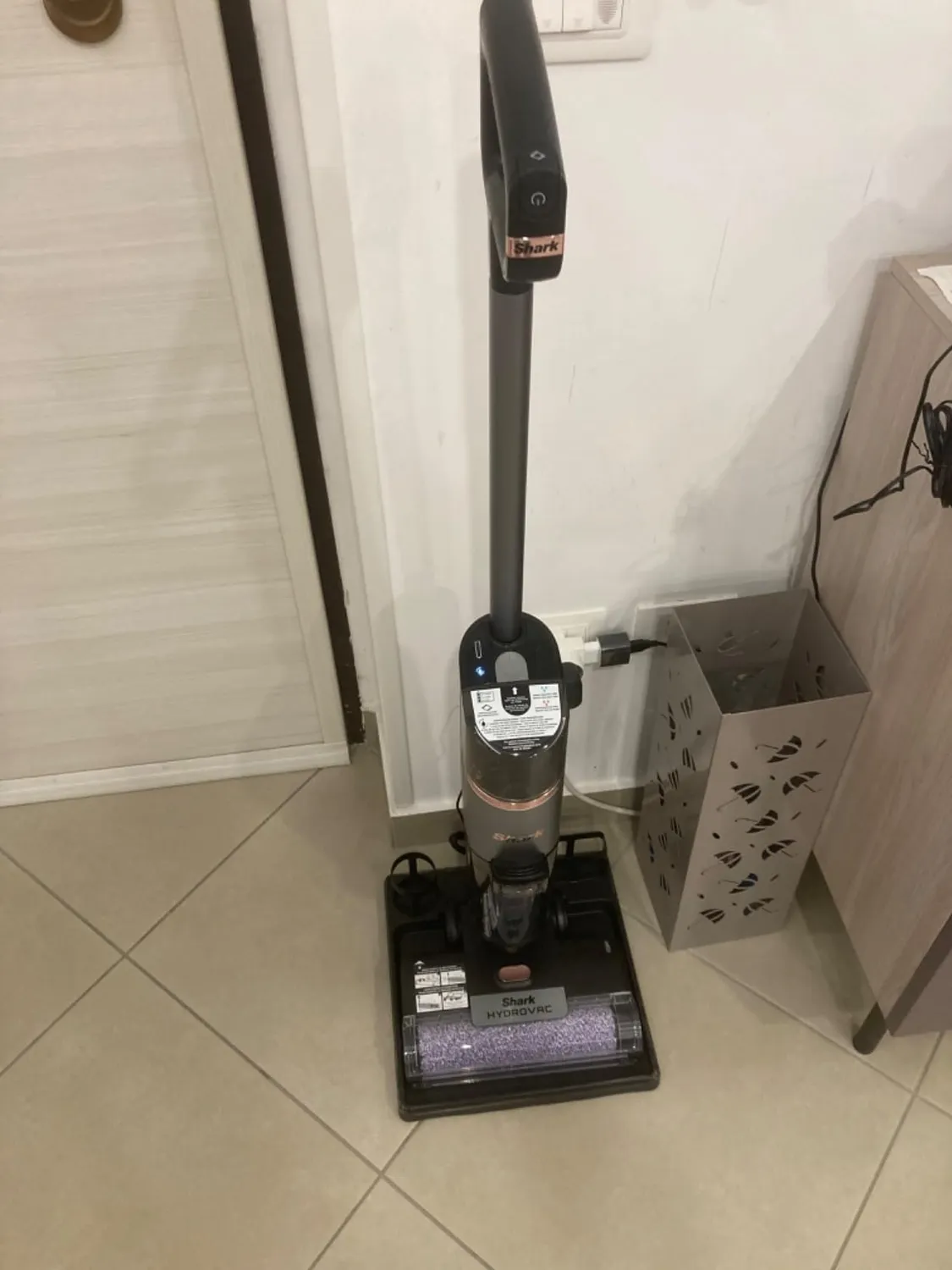 Shark HydroVac lavapavimenti senza filo nero
