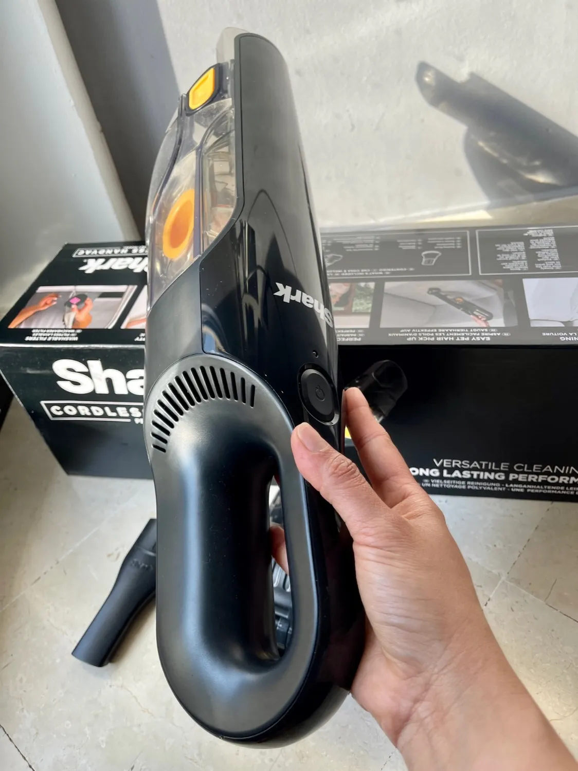 Shark Aspirabriciole senza filo portatile con pet tool nero