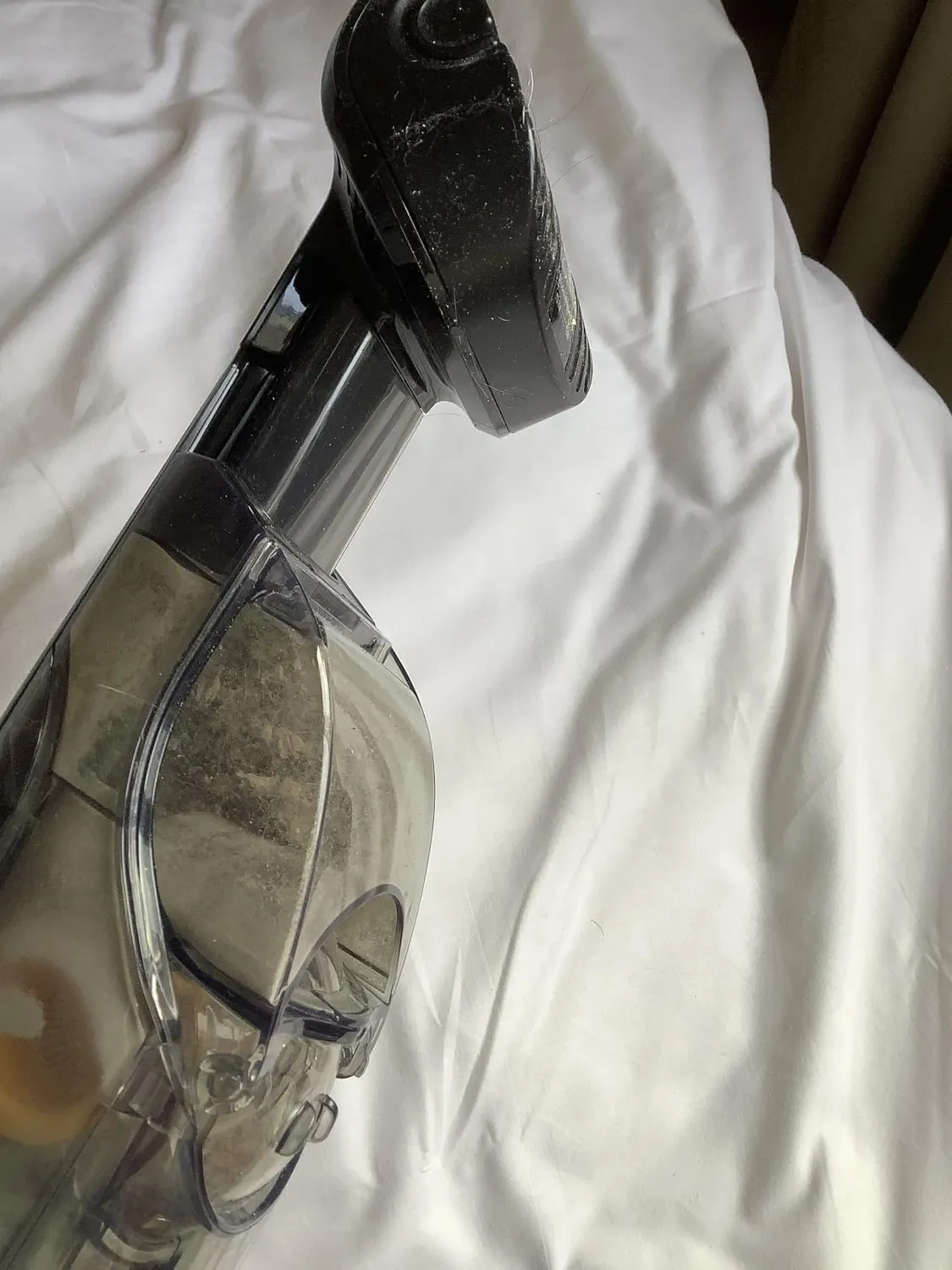 Shark Aspirabriciole senza filo portatile con pet tool nero