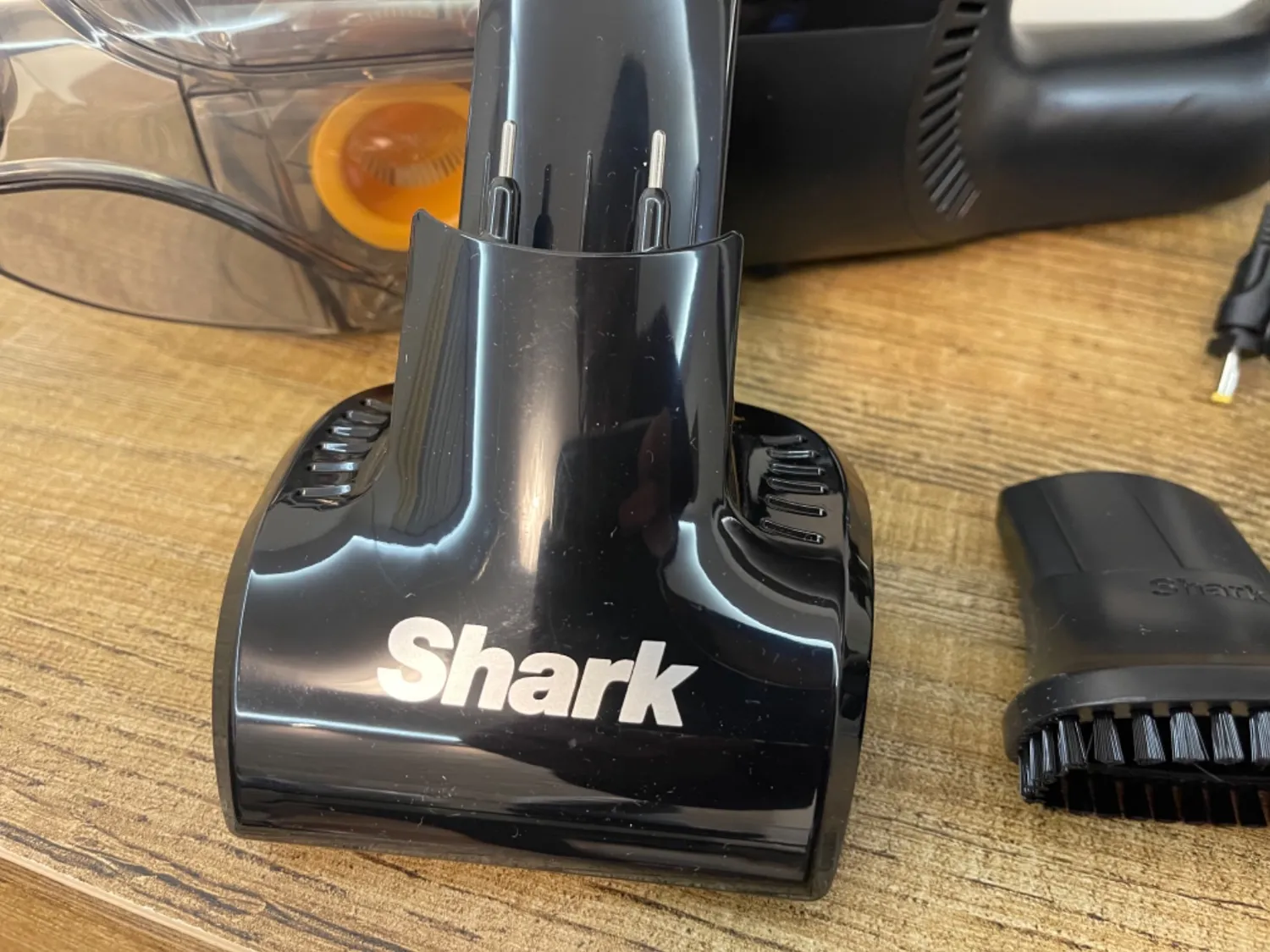 Shark Aspirabriciole senza filo portatile con pet tool nero