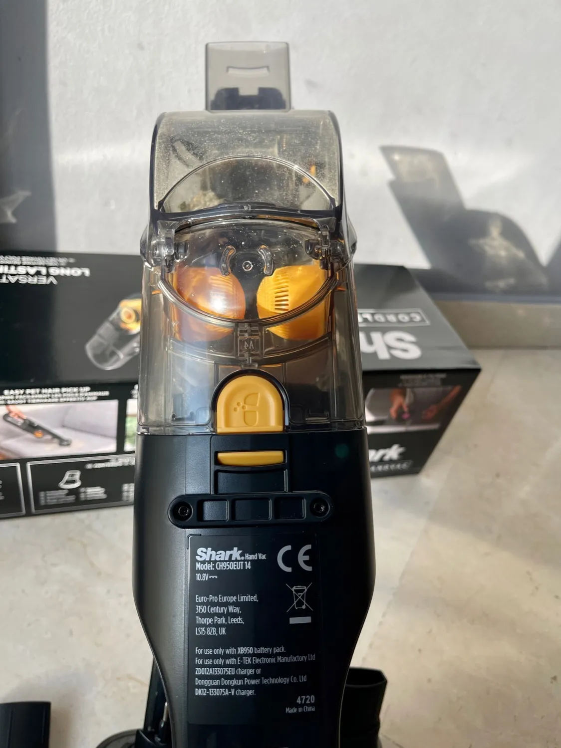 Shark Aspirabriciole senza filo portatile con pet tool nero